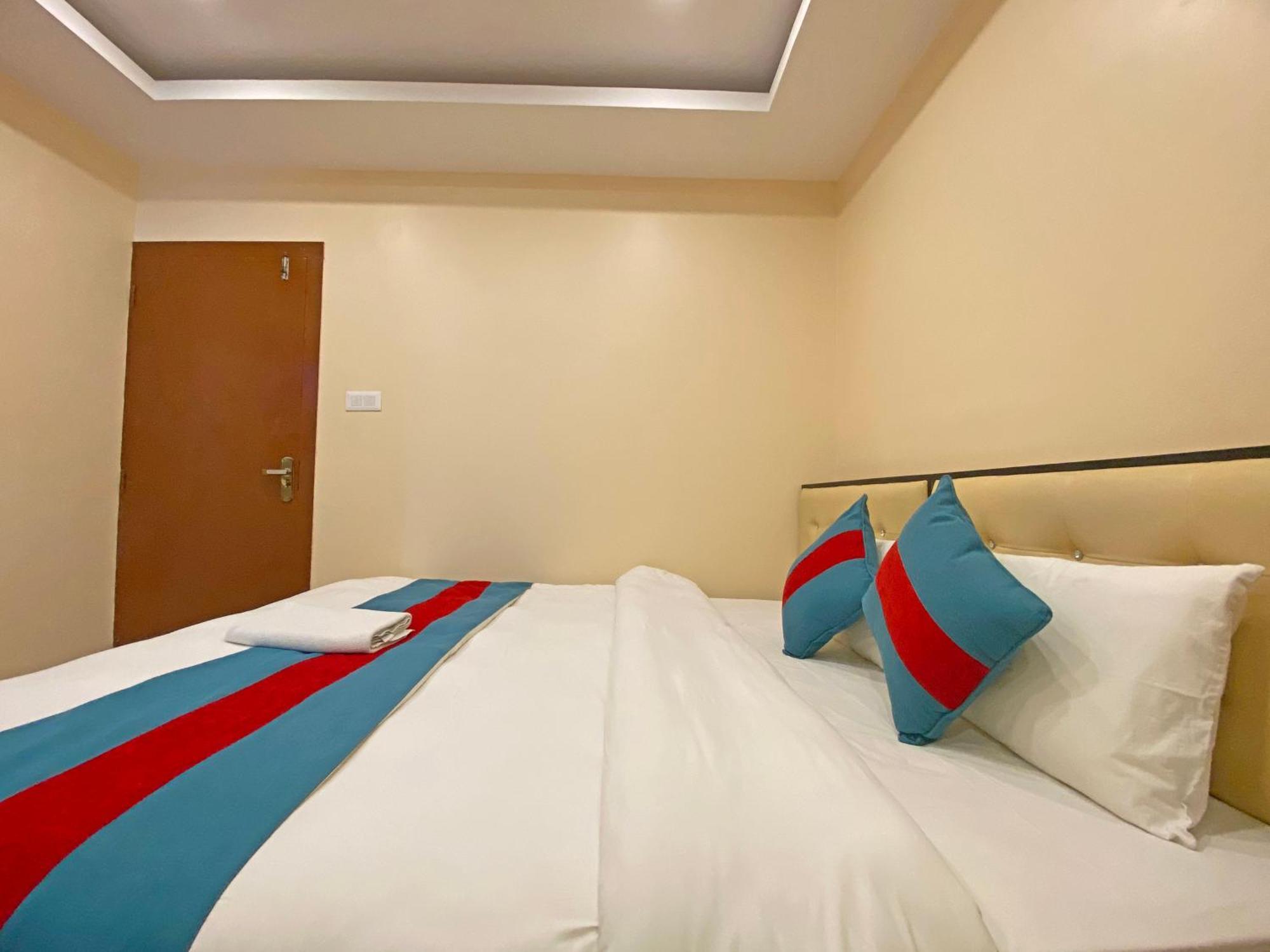 Hotel Airport Holiday Катманду Экстерьер фото