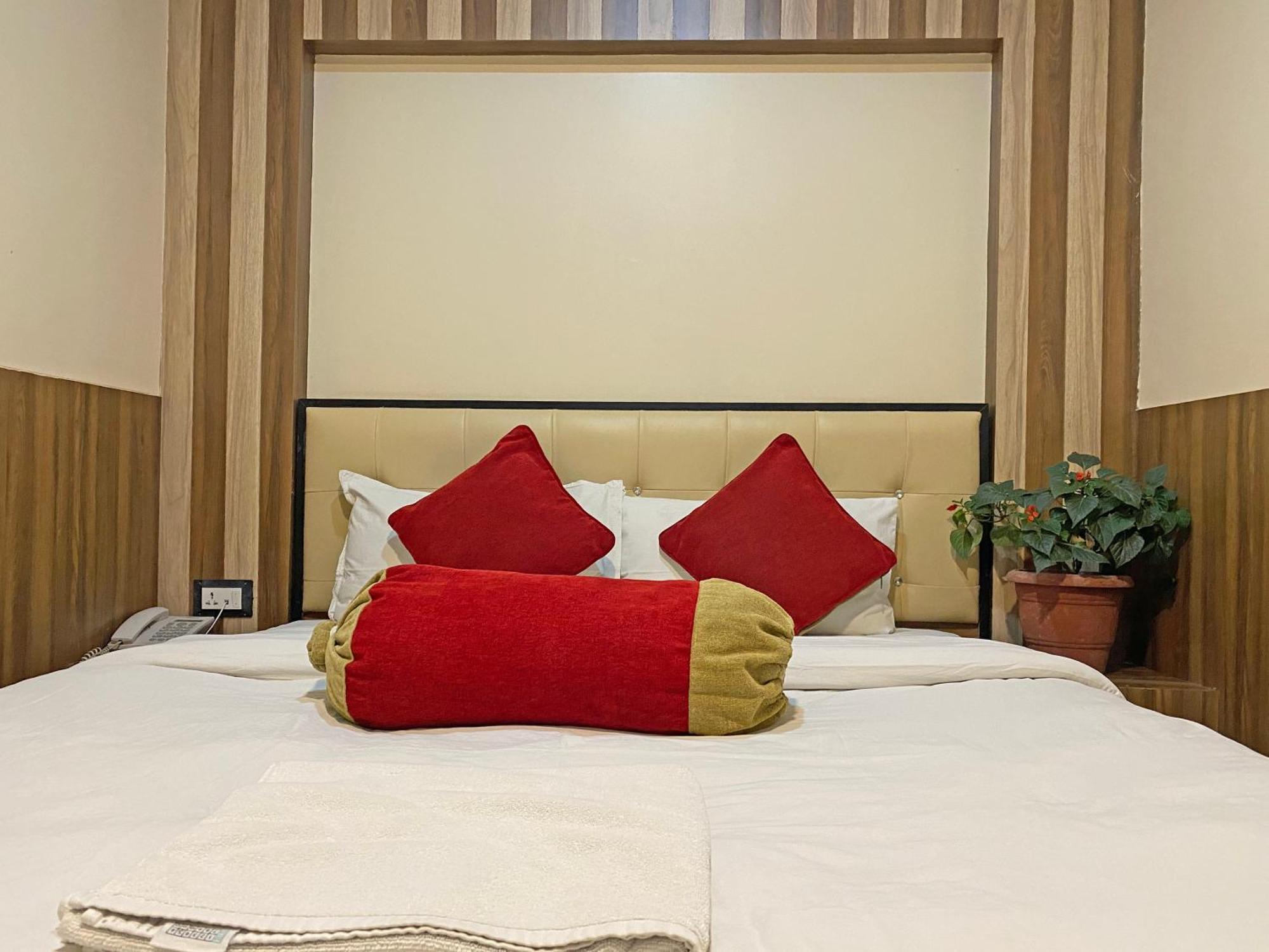 Hotel Airport Holiday Катманду Экстерьер фото