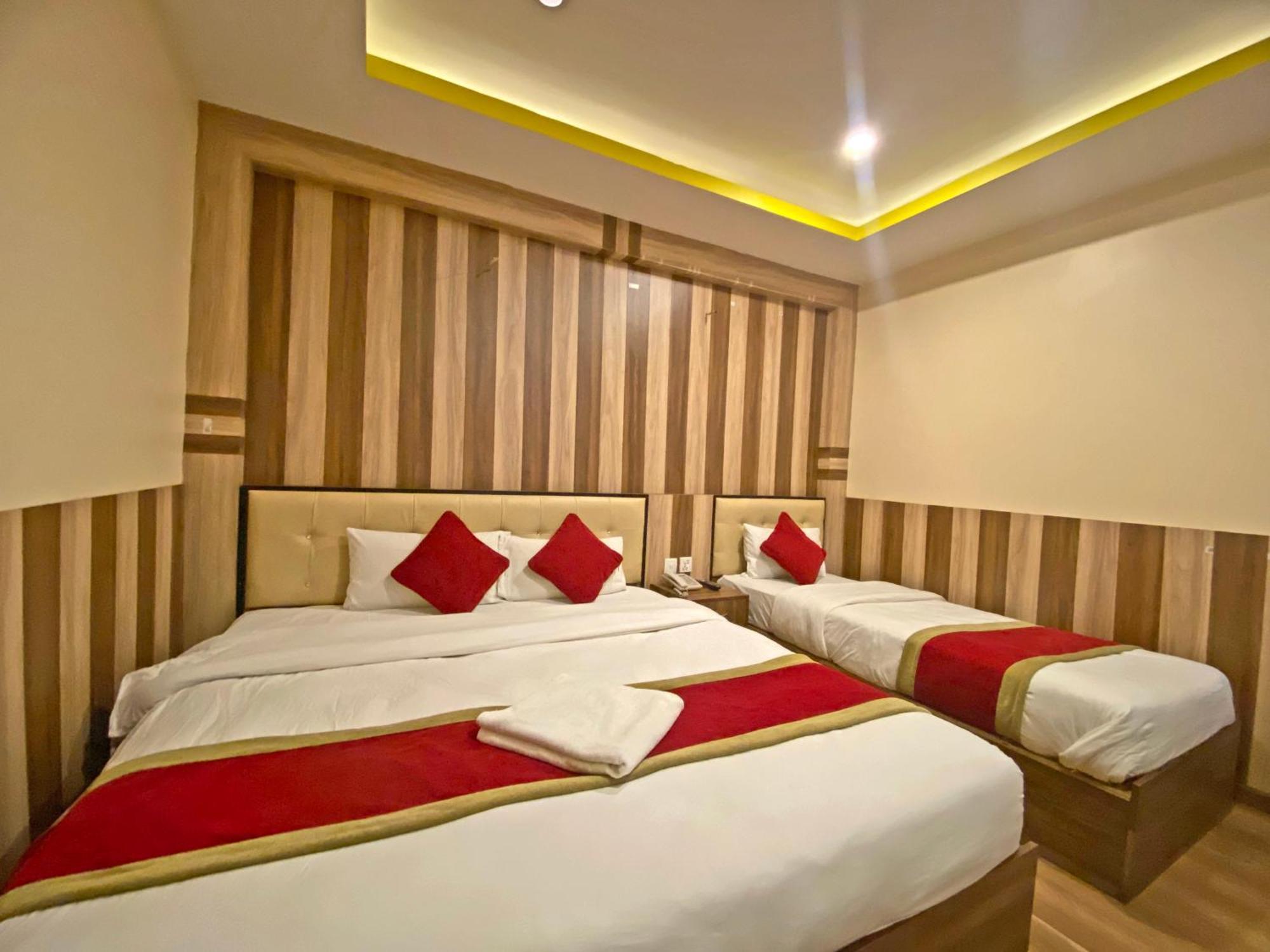 Hotel Airport Holiday Катманду Экстерьер фото