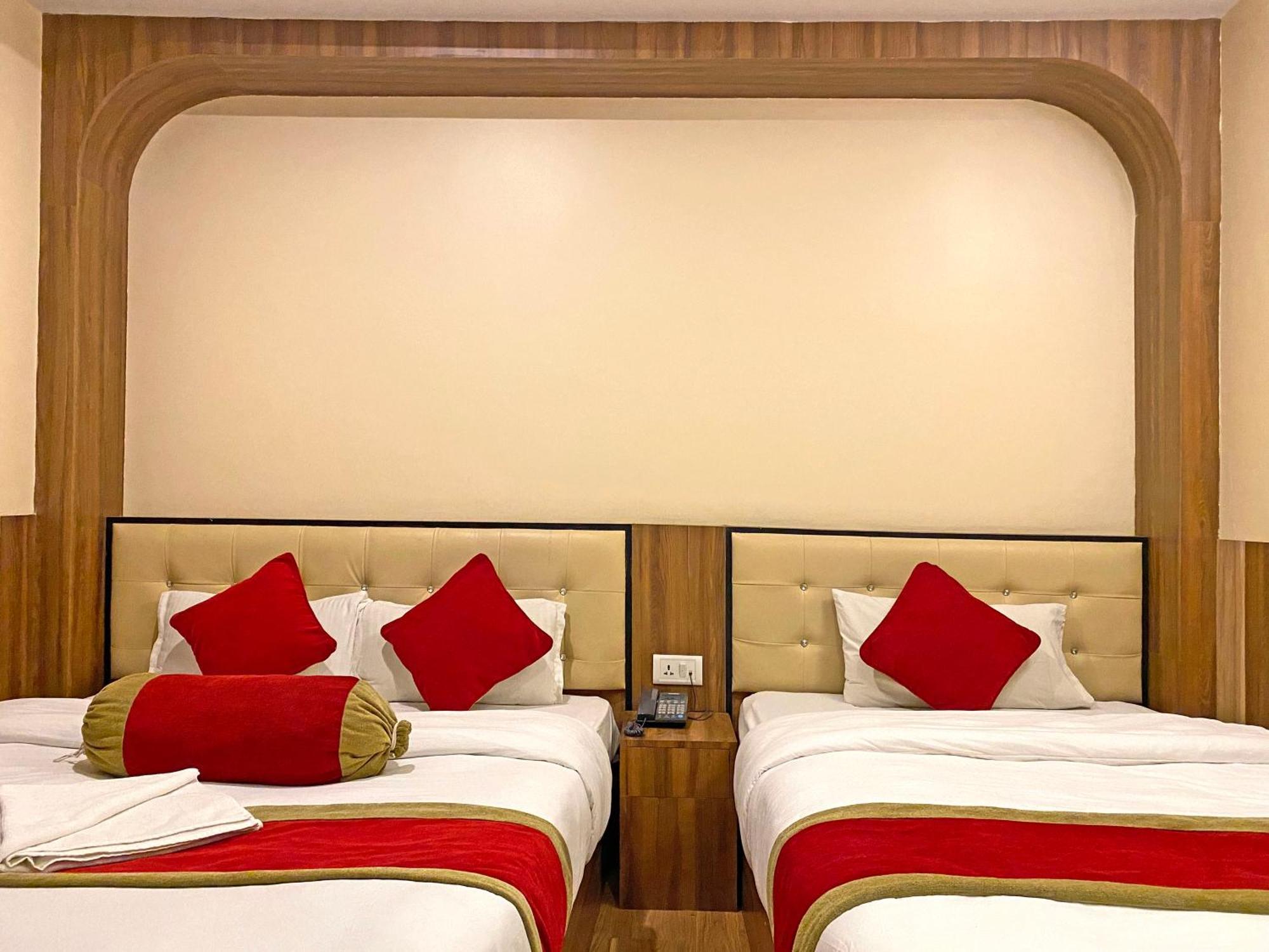 Hotel Airport Holiday Катманду Экстерьер фото
