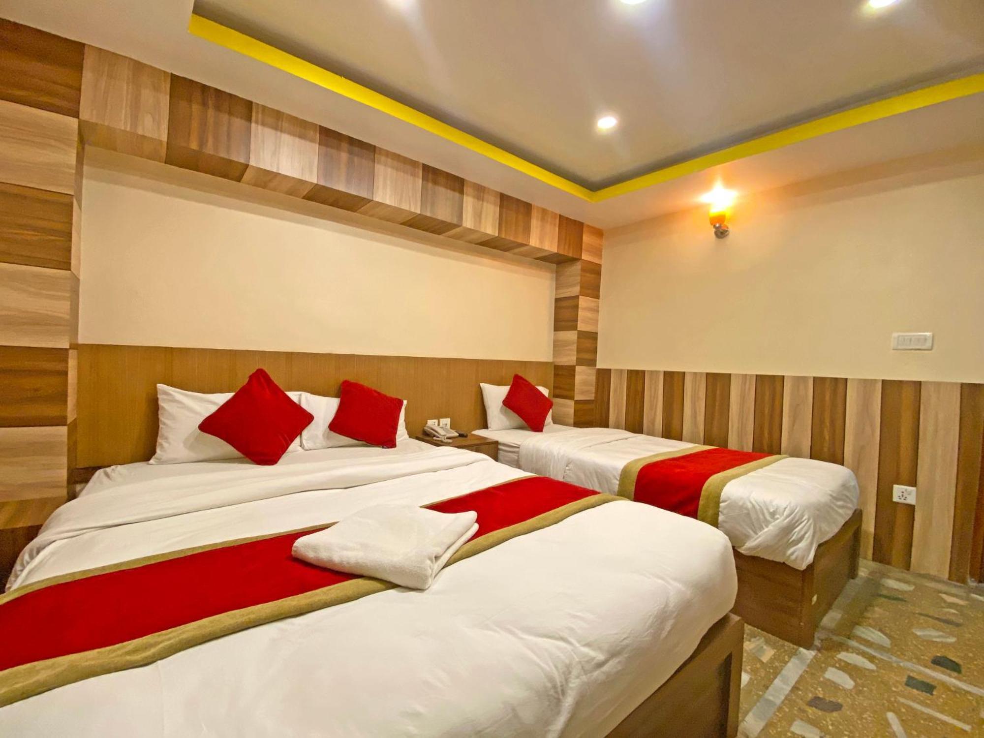 Hotel Airport Holiday Катманду Экстерьер фото