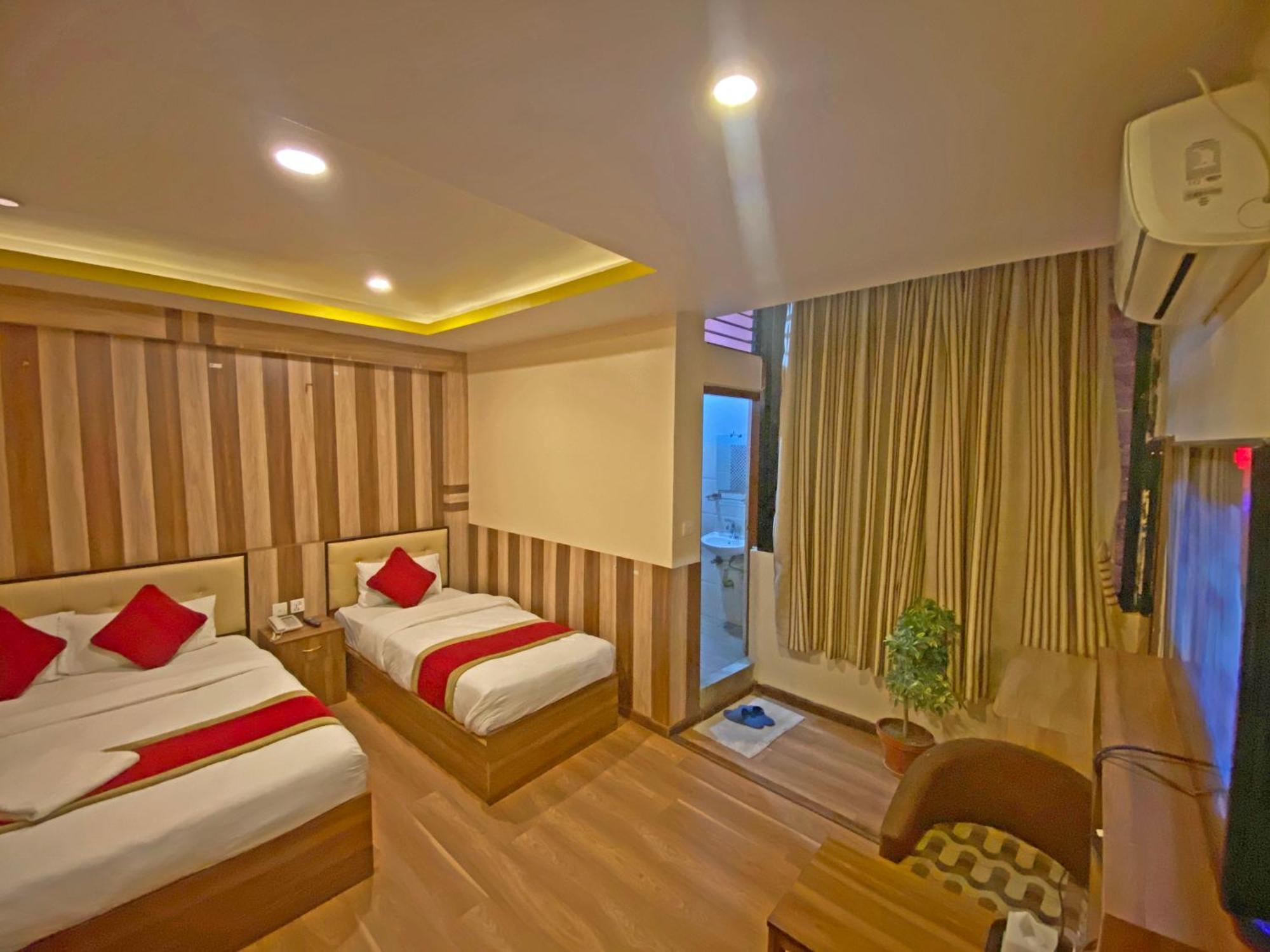 Hotel Airport Holiday Катманду Экстерьер фото
