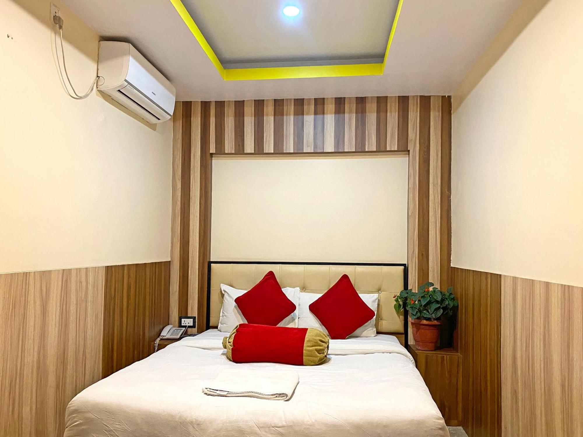 Hotel Airport Holiday Катманду Экстерьер фото