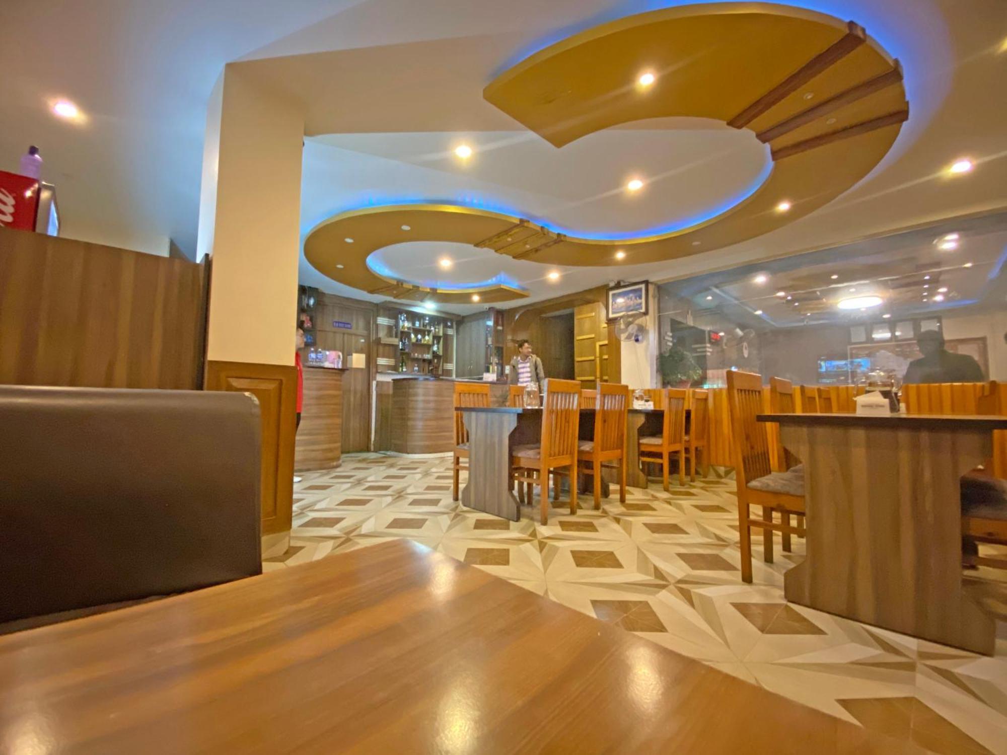 Hotel Airport Holiday Катманду Экстерьер фото