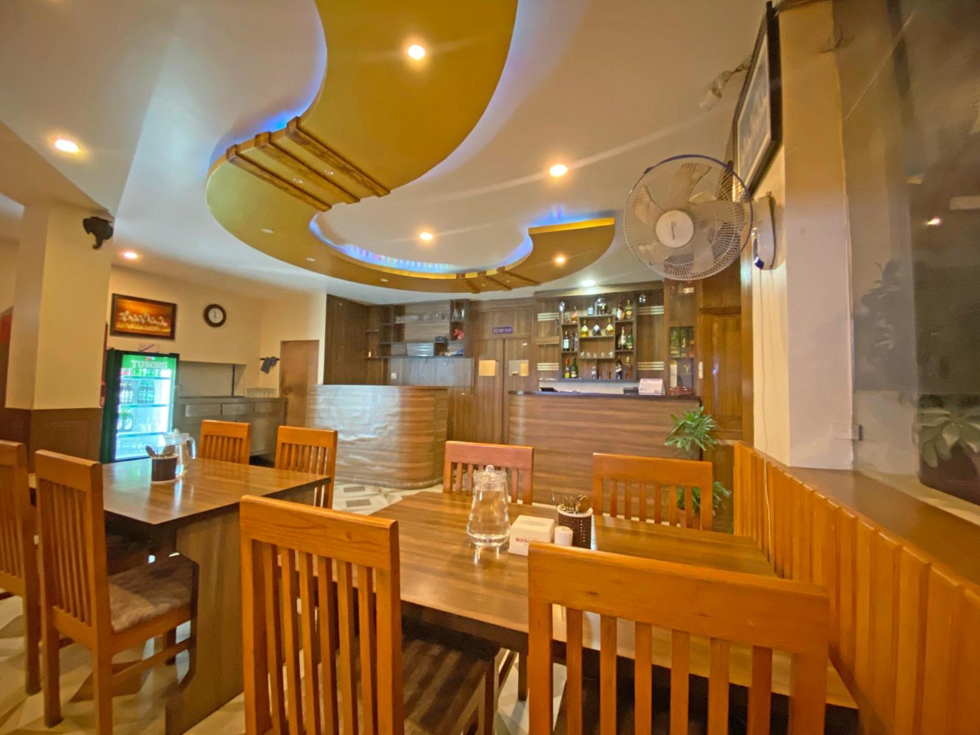 Hotel Airport Holiday Катманду Экстерьер фото