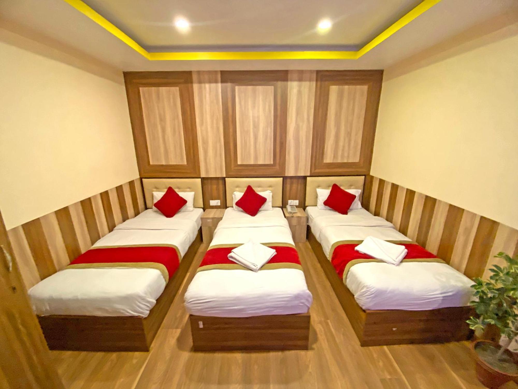 Hotel Airport Holiday Катманду Экстерьер фото