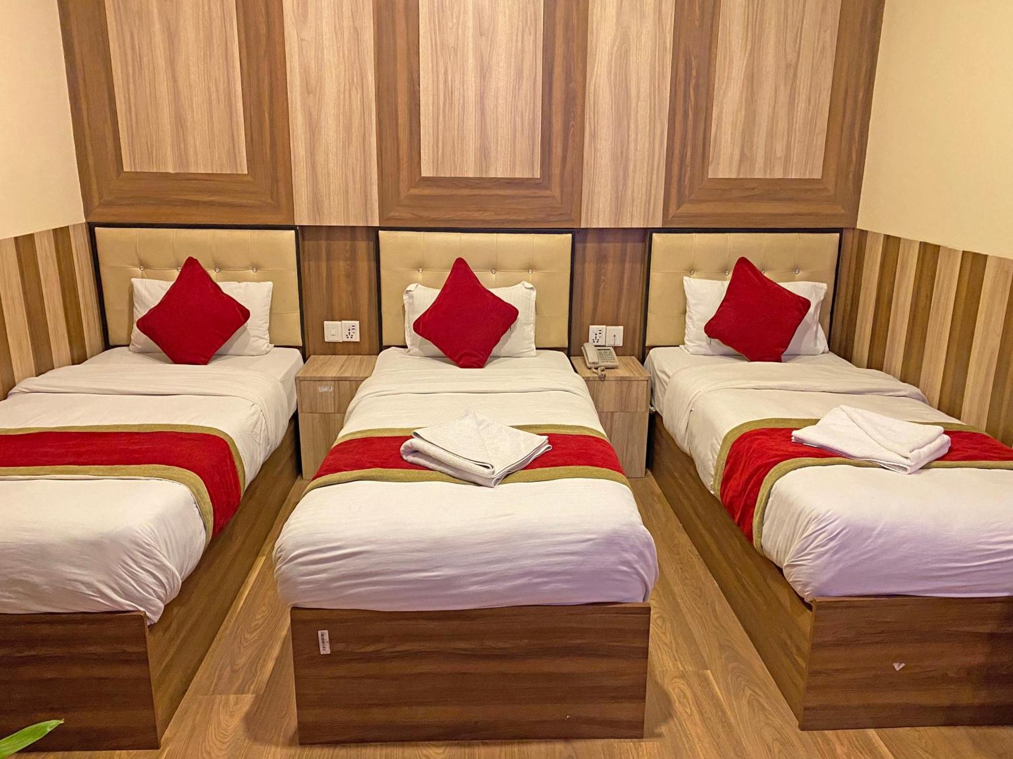 Hotel Airport Holiday Катманду Экстерьер фото