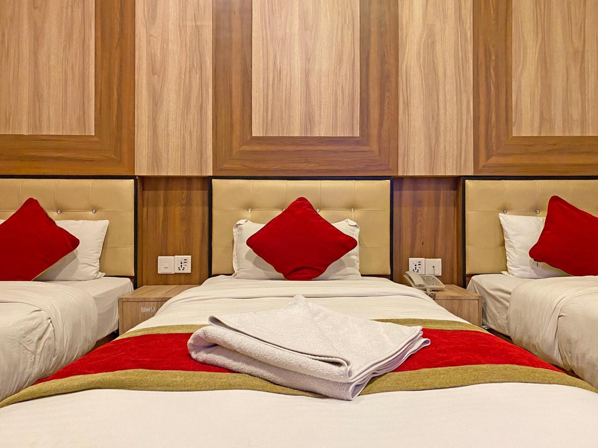Hotel Airport Holiday Катманду Экстерьер фото