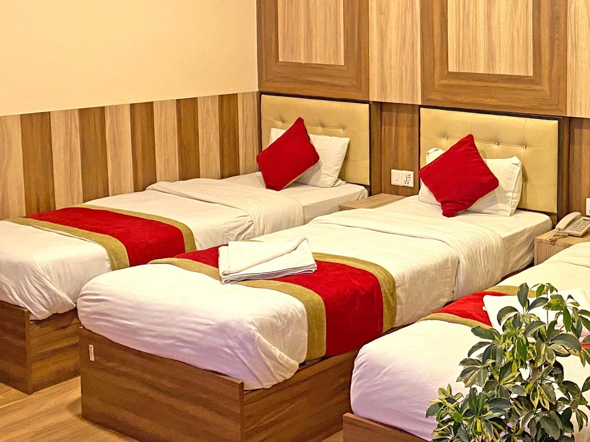Hotel Airport Holiday Катманду Экстерьер фото