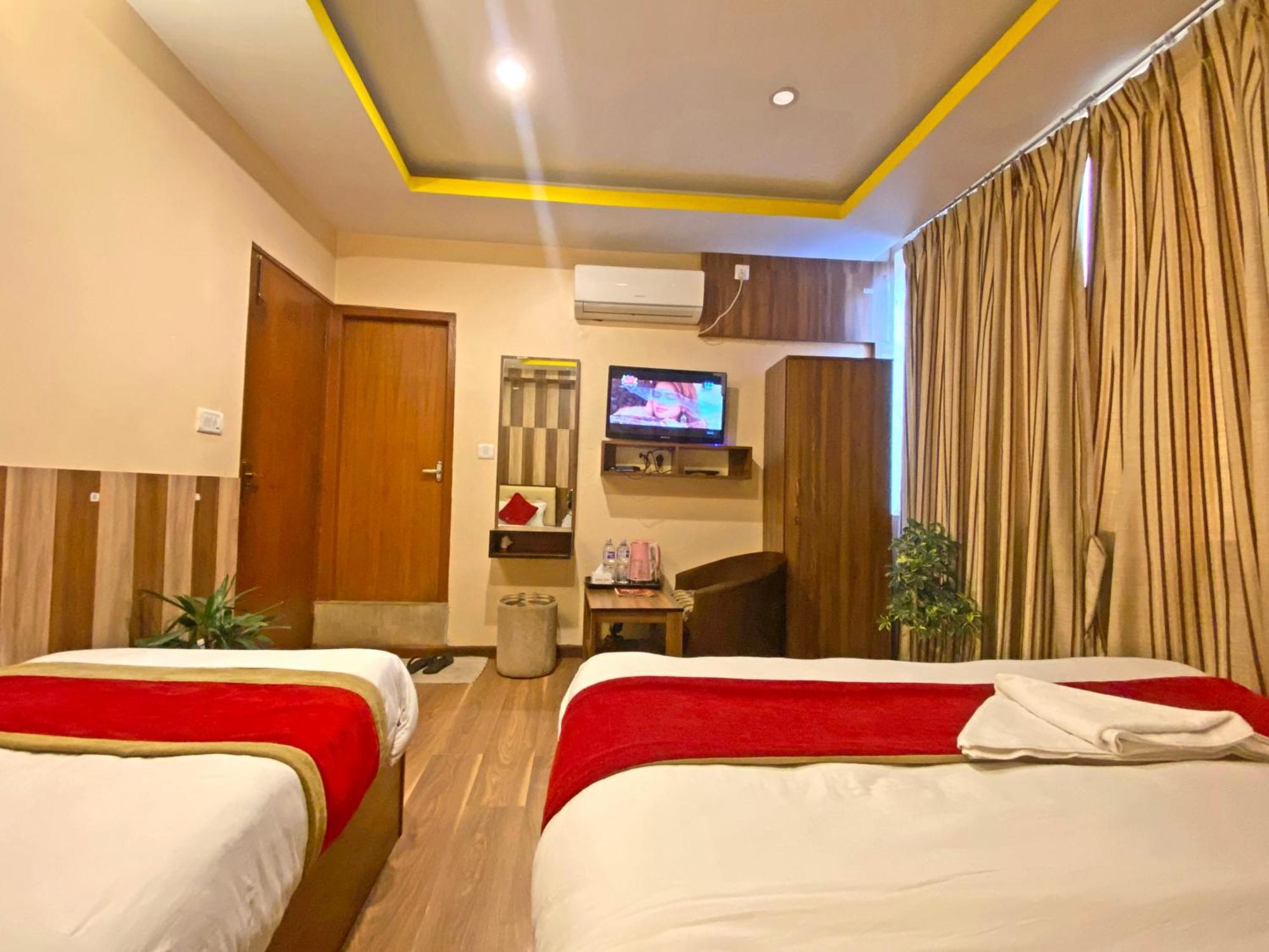Hotel Airport Holiday Катманду Экстерьер фото