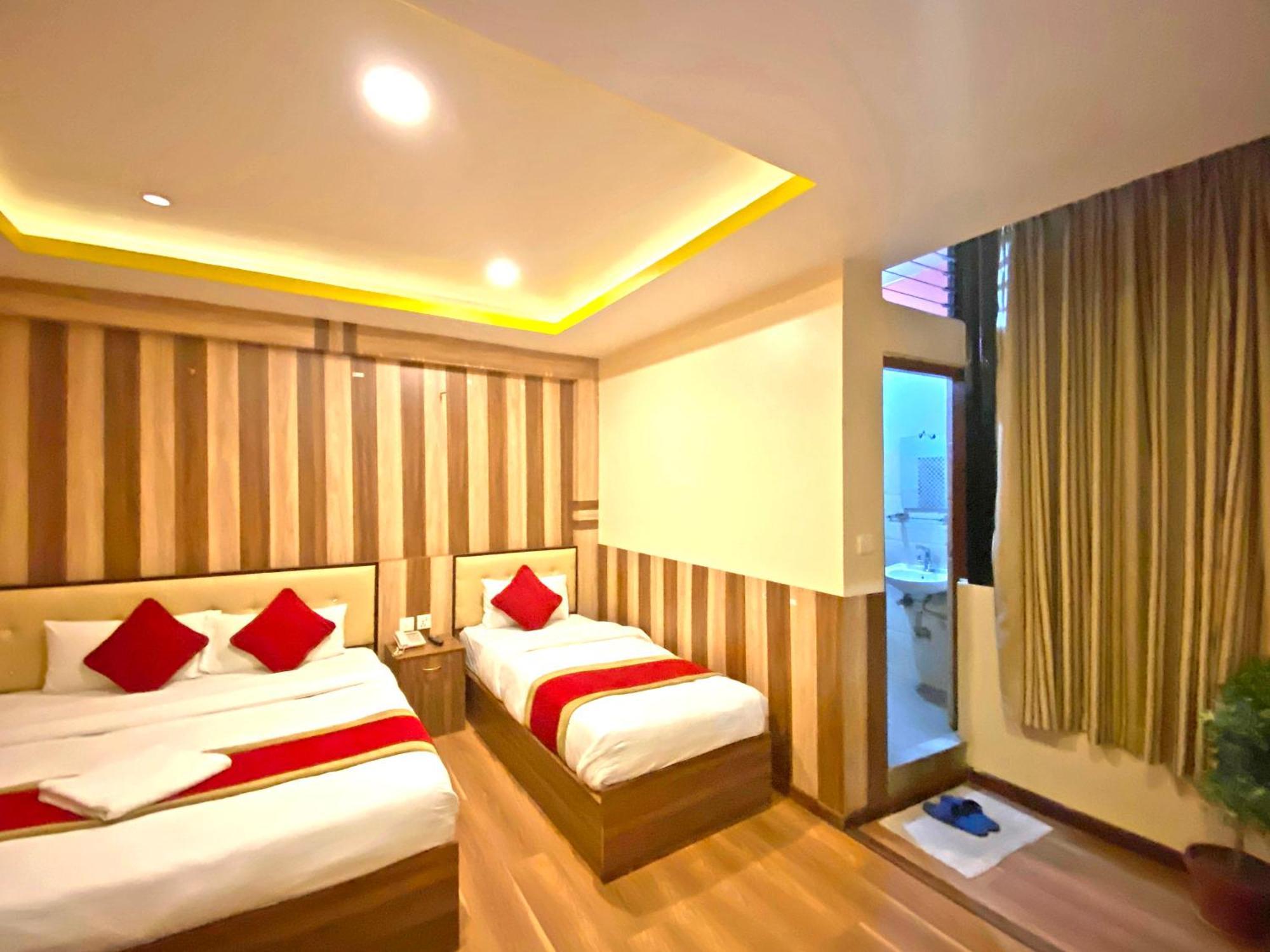 Hotel Airport Holiday Катманду Экстерьер фото