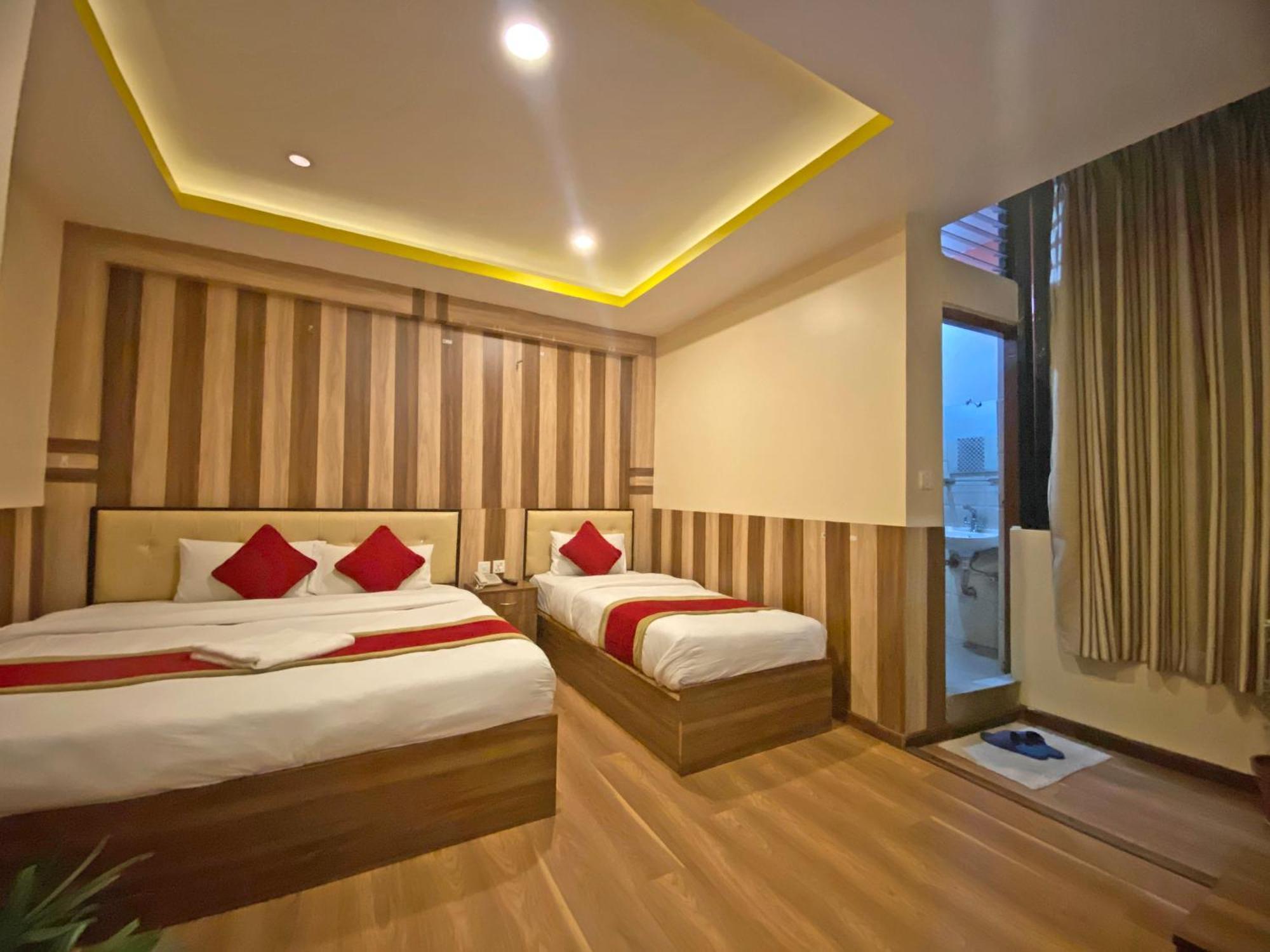 Hotel Airport Holiday Катманду Экстерьер фото