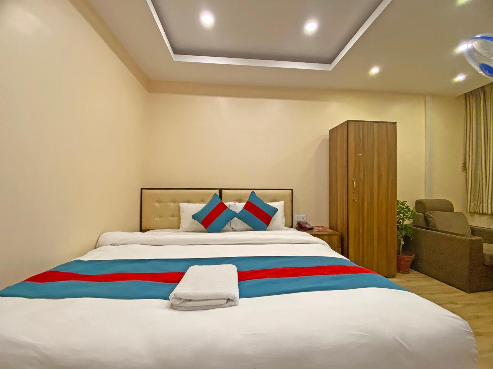 Hotel Airport Holiday Катманду Экстерьер фото