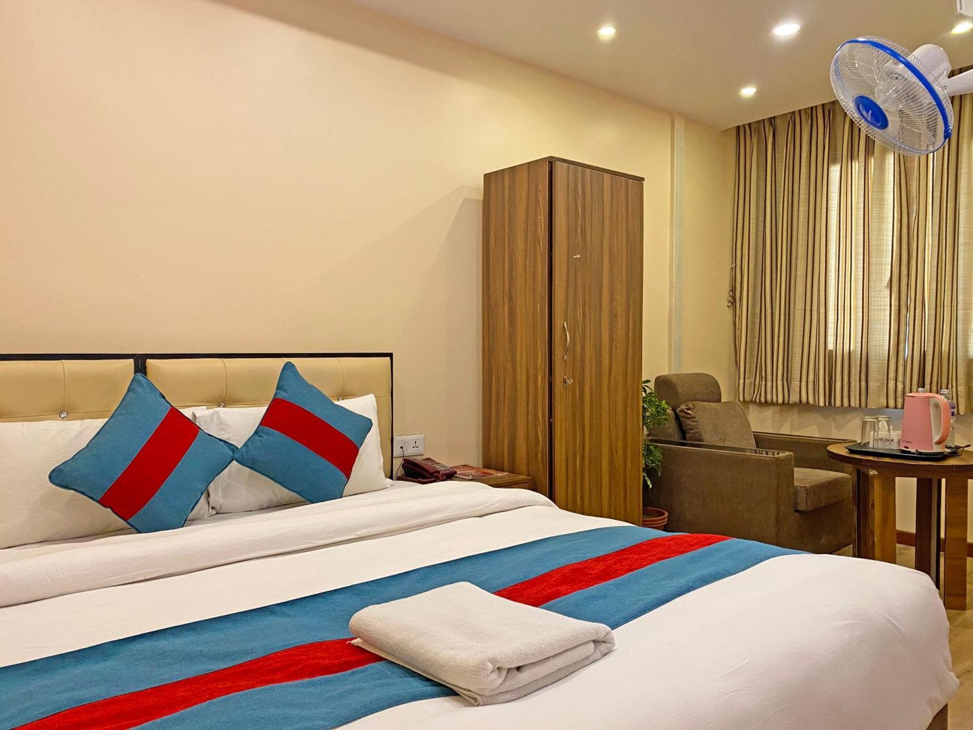 Hotel Airport Holiday Катманду Экстерьер фото