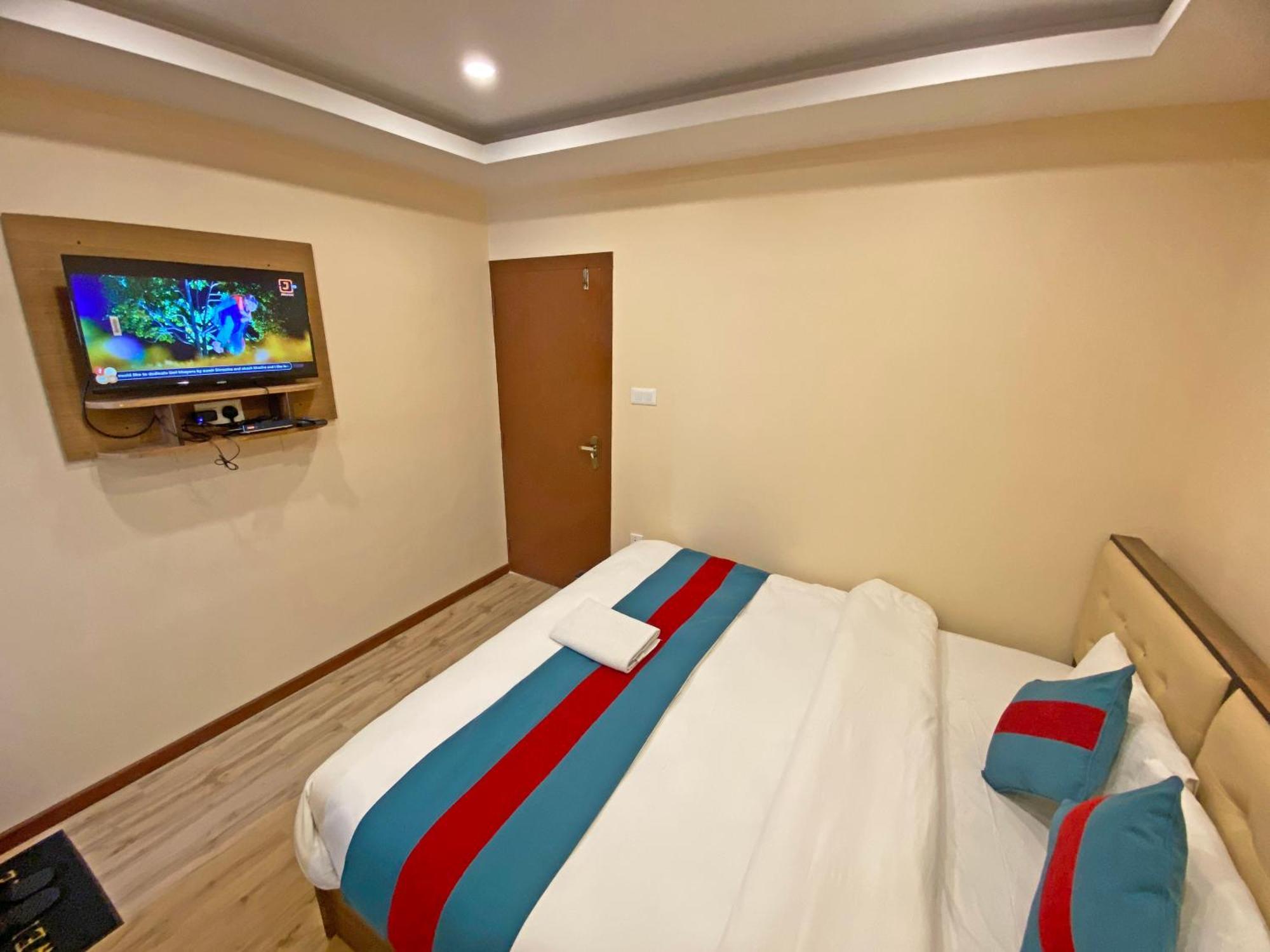 Hotel Airport Holiday Катманду Экстерьер фото