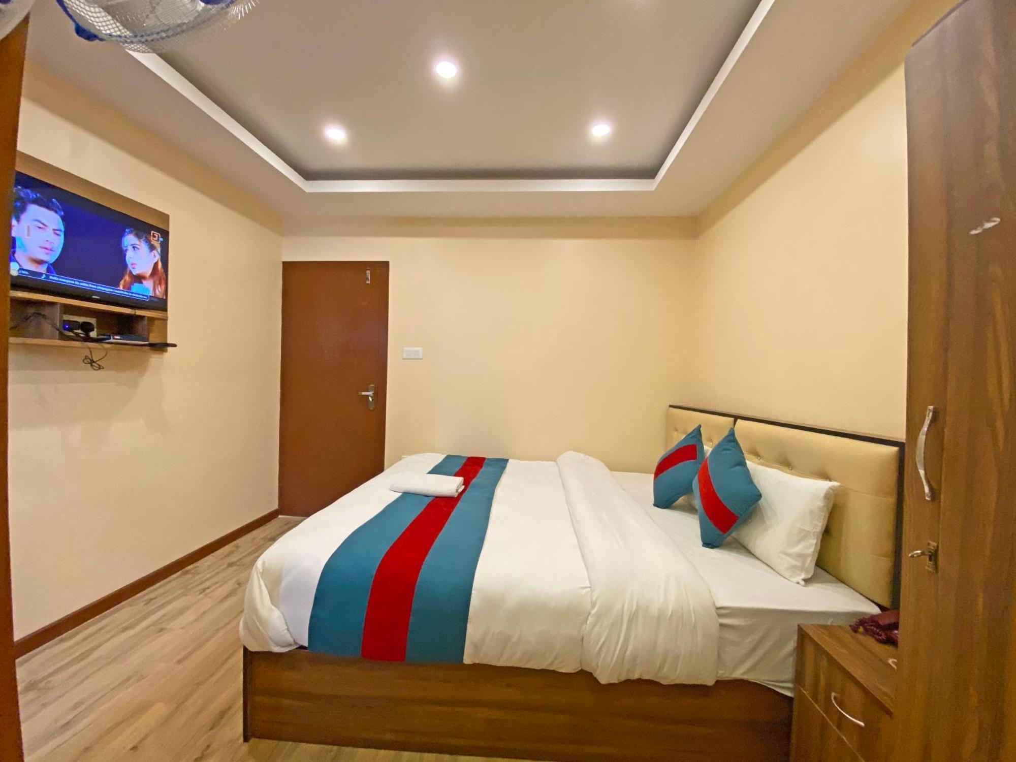 Hotel Airport Holiday Катманду Экстерьер фото