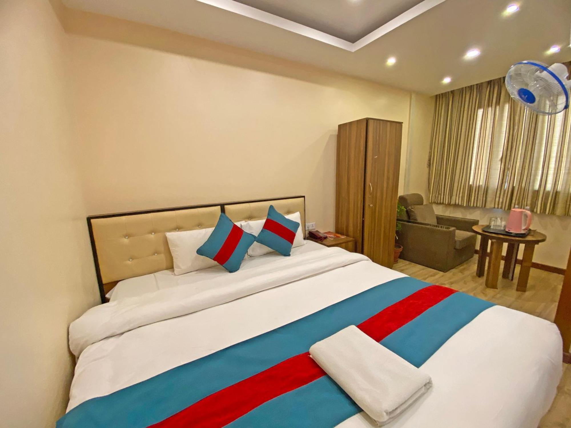Hotel Airport Holiday Катманду Экстерьер фото