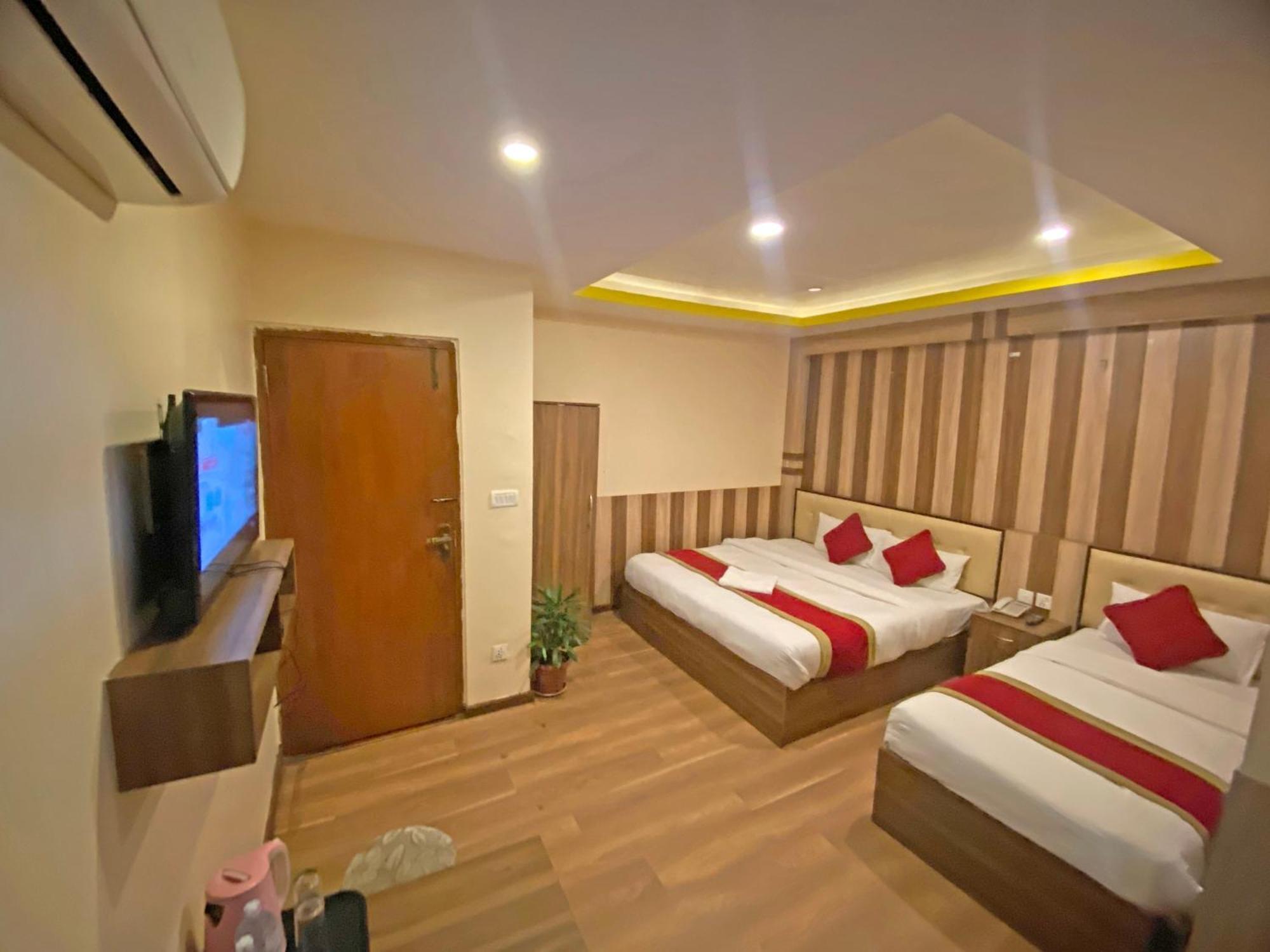 Hotel Airport Holiday Катманду Экстерьер фото